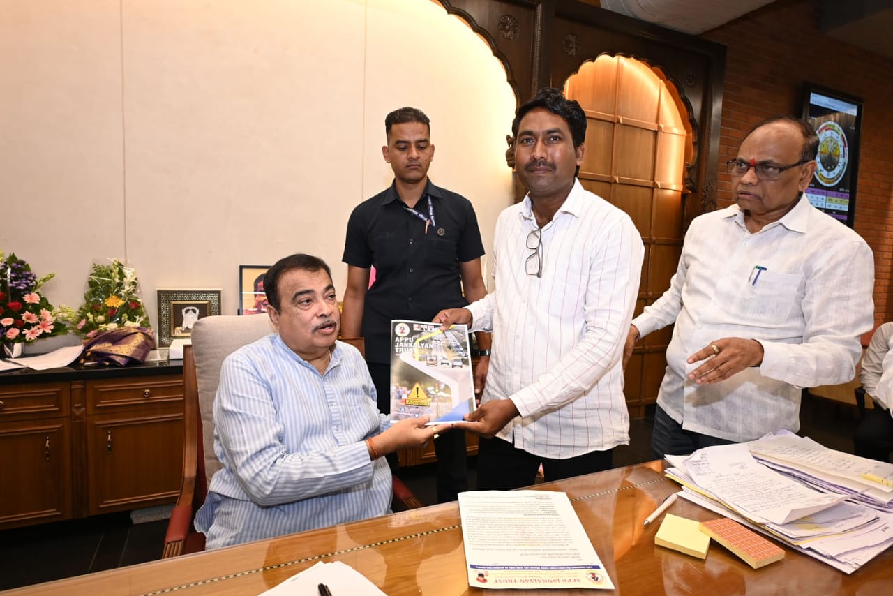 Santosh Chavan with Nitin Gadkari - Appu Jankalyan Trust